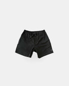 Nolan Boardshorts für Jungen von Main Design, schwarz mit Kordelzug, elastischem Bund und zwei Seitentaschen. Flach auf weißem Hintergrund gezeigt, kleines rundes Logo am linken Bein. 4-Wege-Stretch sorgt für Komfort und Bewegungsfreiheit.