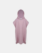 Ein hellrosa Main Design Kinder Badeponcho Flow aus strukturiertem Stoff wird vor einem weißen Hintergrund gezeigt. Der Poncho hat eine lockere Passform, Armöffnungen, eine Kapuze und ein sichtbares Etikett in der Kapuze.