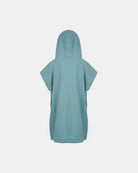 Der Main Design Kinder Badeponcho Flow ist von hinten in hellblau abgebildet, hat kurze Ärmel und eine Kapuze. Sein strukturiertes, leichtes Material macht diesen Poncho ideal für Kinder. Er wird vor einem schlichten weißen Hintergrund gezeigt.