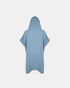 Das Hauptdesign Kinder Badeponcho Flow in Hellblau mit kurzen Ärmeln wird von hinten vor einem schlichten weißen Hintergrund dargestellt.