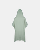 Der salbeigrüne Kinder Badeponcho Flow von Main Design aus OEKO-TEX-Baumwollmusselin zeigt sich in der Rückenansicht vor weißem Hintergrund, hat eine lockere Passform und weite Ärmel.