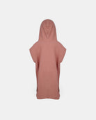 Der Main Design Kinder Badeponcho Flow in gedecktem Rosa ist von hinten vor einem weißen Hintergrund abgebildet. Dieser Poncho mit Kapuze hat kurze Ärmel und eine lockere, fließende Passform für Komfort.