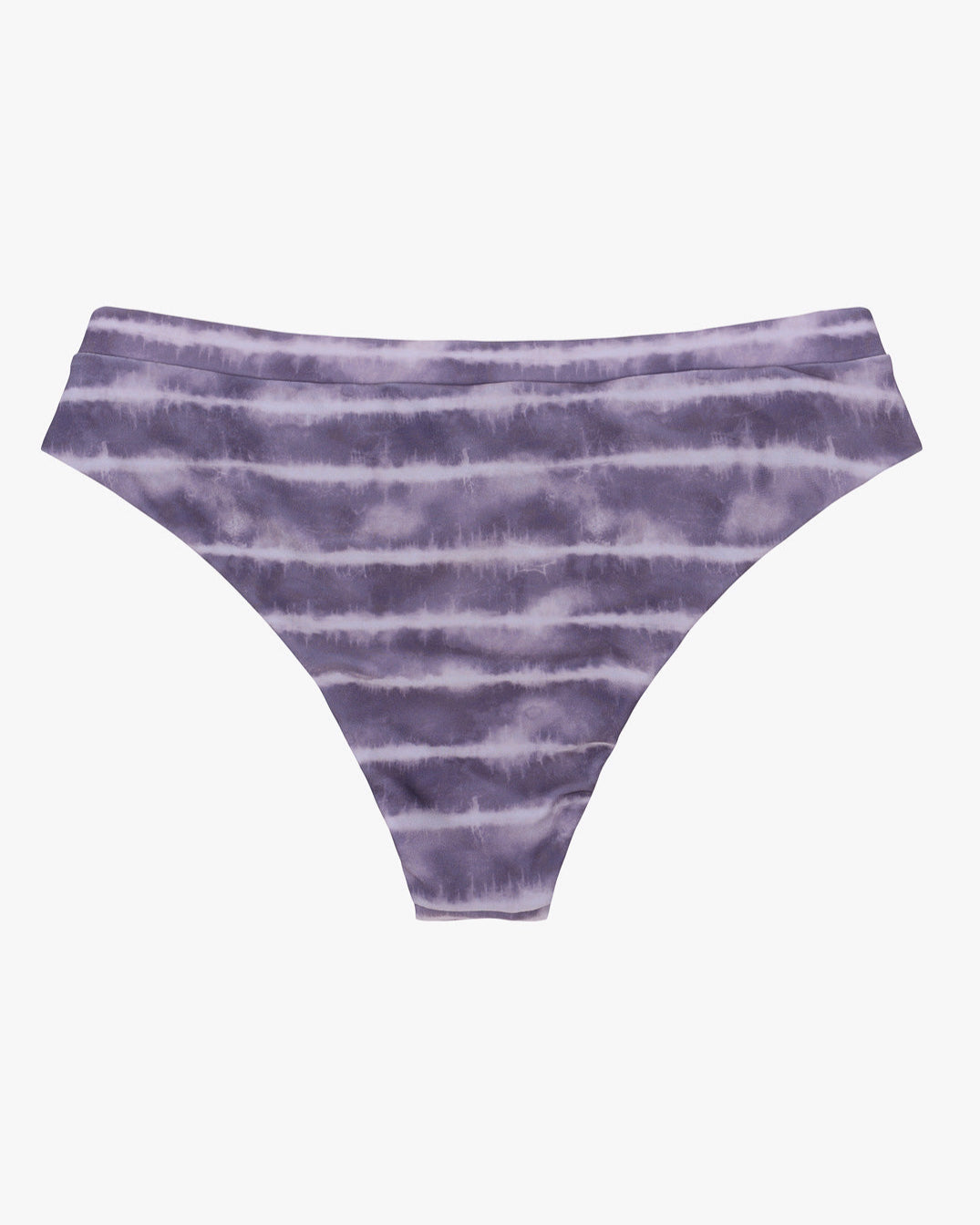 Ein Paar Ember Bikinihosen für Damen mit einem lila-weißen Batikmuster von Main Design. Der Stoff hat eine glatte Textur und die Hose hat einen klassischen Schnitt mit mittlerer Taille. Diese nahtlosen Ember Bikinihosen sind aus recycelten Materialien gefertigt und bieten Komfort und sind gleichzeitig umweltfreundlich. Der Hintergrund ist schlicht weiß.