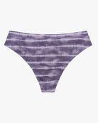 Ein Paar Ember Bikinihosen für Damen mit einem lila-weißen Batikmuster von Main Design. Der Stoff hat eine glatte Textur und die Hose hat einen klassischen Schnitt mit mittlerer Taille. Diese nahtlosen Ember Bikinihosen sind aus recycelten Materialien gefertigt und bieten Komfort und sind gleichzeitig umweltfreundlich. Der Hintergrund ist schlicht weiß.