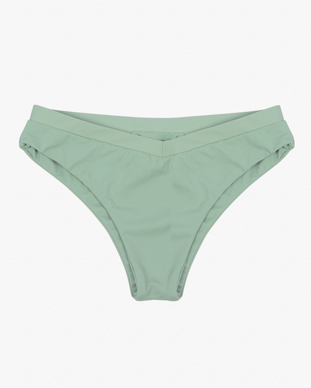 Ein Paar mintgrüne Ember Bikinihosen mit schlichtem und einfachem Design. Der aus recycelten Materialien gefertigte Bund weist ein dezentes V-förmiges Vorderdetail auf, das dem insgesamt schlichten und minimalistischen Erscheinungsbild einen Hauch von Eleganz verleiht. Der nahtlose Stoff wirkt glatt und bequem. Dies ist Teil der Kollektion von Main Design.