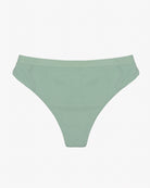 Ein hellgrünes Paar Damenunterwäsche im Bikini-Stil aus recycelten Materialien mit nahtlosem Design. Der Stoff wirkt glatt und dehnbar, und der Bund ist dünn und elastisch für eine bequeme Passform. Die Ember Bikinihose von Main Design ist vor einem schlichten weißen Hintergrund abgebildet.