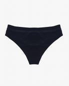 Ein Paar schlichte schwarze Ember Bikinihosen von Main Design sind vor einem weißen Hintergrund abgebildet. Das Material wirkt weich und dehnbar, besteht aus recycelten Materialien, hat ein nahtloses Design und einen mittelhohen Schnitt.