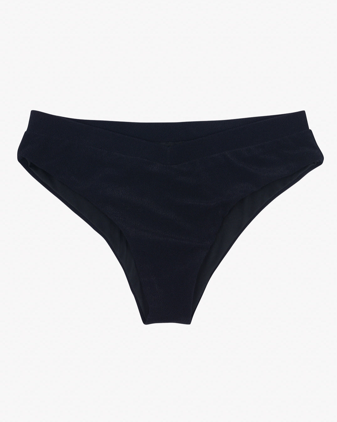Ein schwarzes Bikinihöschen ist vor einem schlichten weißen Hintergrund zu sehen. Die Ember Bikinihose von Main Design hat einen leicht gebogenen Bund und ein V-Schnitt-Design und besteht aus einem scheinbar glatten, dehnbaren Stoff aus recycelten Materialien.