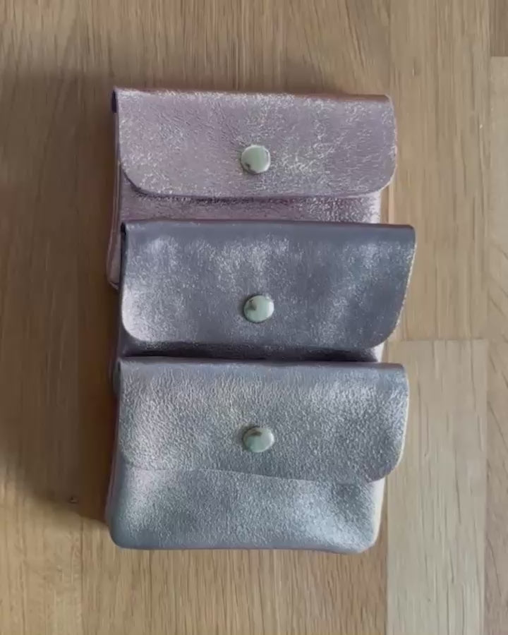 3 Lederportemonnaies von Main Design in metallic Farben. all-groups
