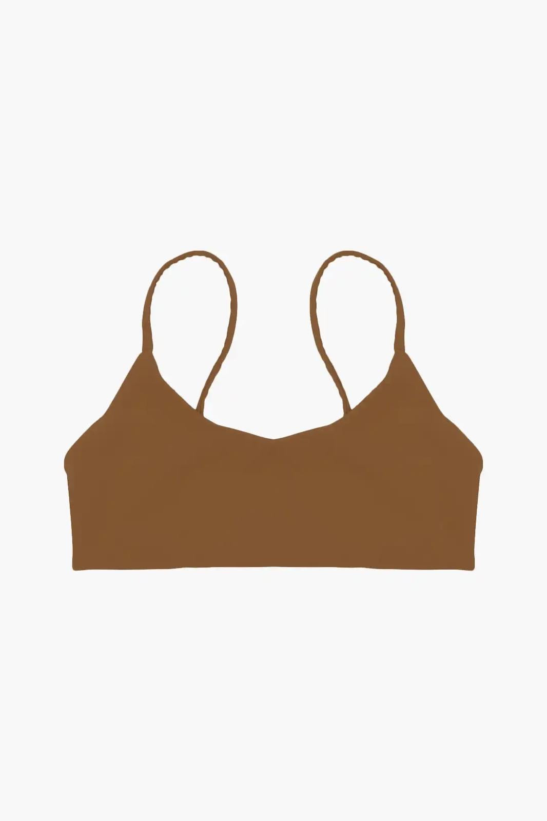 Ein braunes, freches Bikini-Oberteil mit dünnen Schulterträgern und einem einfachen, minimalistischen Design, gefertigt aus umweltfreundlichem Stoff und präsentiert auf einem soliden weißen Hintergrund von Main Design.