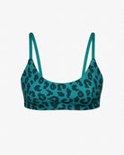 Das wendbare Sassy Bikini Oberteil von Main Design verfügt über ein blaugrünes und schwarzes Leopardenmuster mit dünnen Trägern aus nachhaltigen Recyclingmaterialien auf einem schlichten weißen Hintergrund.